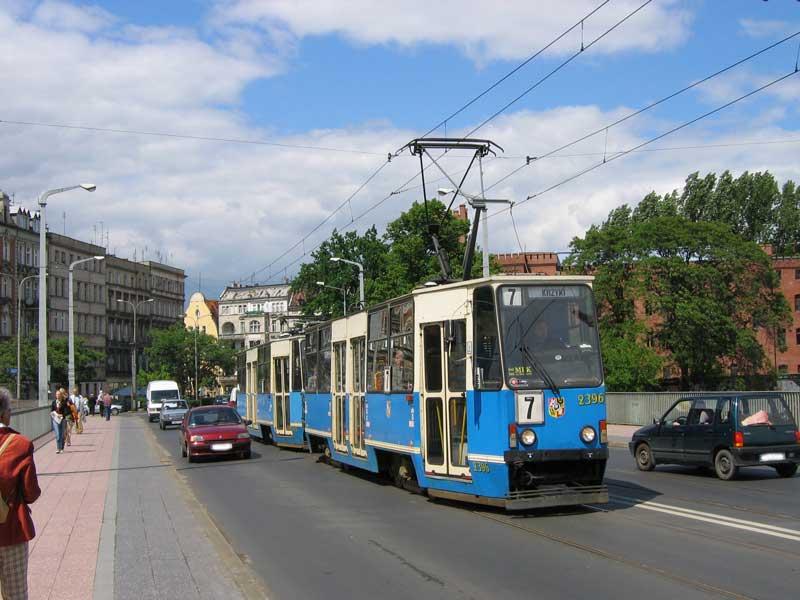 Ein Zug der Linie 7 bestehend aus zwei Triebwagen nach Krzyki (ehem. Breslau-Krietern) auf der Universittsbrcke - 31.05.2005
