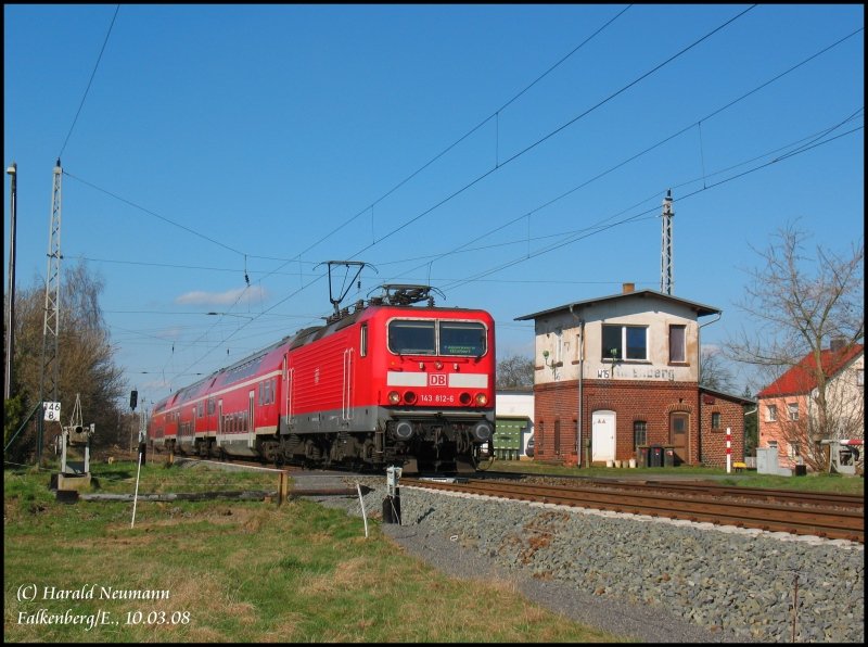 Ein Zug der Linie RE18 Falkenberg/Elster - Cottbus an der Ausfahrt Falkenberg. An der Lok klebt an der Seite schon die neue 12-stellige Loknummer.