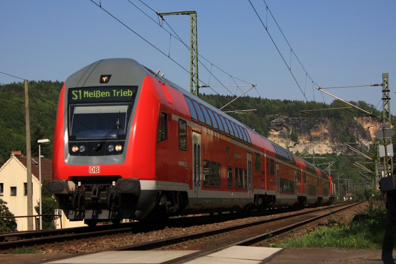 Ein zug der Linie S1 kurz vor dem Halt in Stadt Wehlen beim berqueren des Bahnbergangs in Ptzscha, 25.04.09