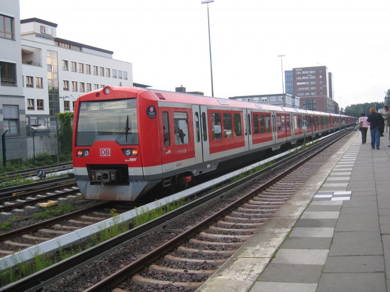 Ein Zug der linie S1 in Poppenbttel, der in Richtung Blankenese fhrt. Bild vom 23.06.2006.