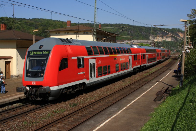 Ein Zug der Linie S1 von Sch�na nach Mei�en Triebischtal beim Halt in Stadt Wehlen, wobei der Haltepunkt aber auf der anderen Elbseite in P�tzscha liegt, 25.04.09