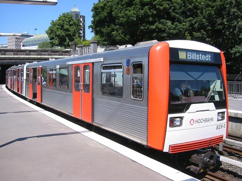 Ein Zug der Linie U3 in Richtung Billstedt steht in der Hochbahn-Haltestelle Landungsbrcken. Die Aufnahme stammt vom 12.07.2005.
