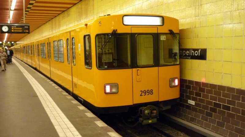 Ein Zug der Linie U6 steht in Tempelhof.