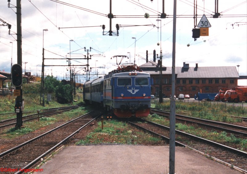 Ein Zug der Midlinjen (Sundsvall-nge-stersund-Trondheim) am 26.07.1999 bei der Einfahrt aus Richtung nge in stersund mit der SJ Rc6 1405.