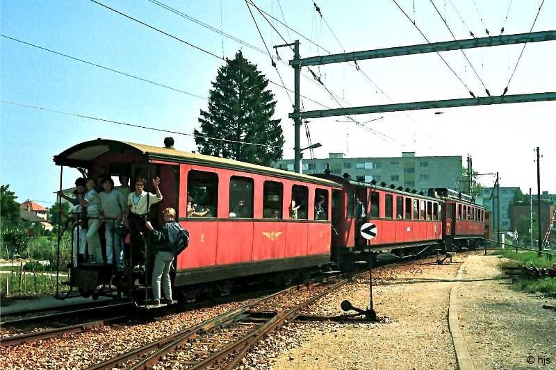 Ein Zug mit ABDe 4/4 2 an der Spitze verlsst Les Plantaz (11. September 1985). Im letzten Wagen eine Schulklasse, die ausgelassen von einem Ausflug in den Jura zurck kehrt.