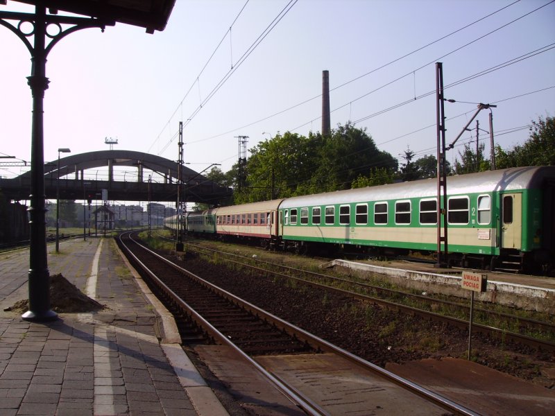 Ein Zug mit IC Wagen verlsst den Bahnhof Opole richtung Krakow!