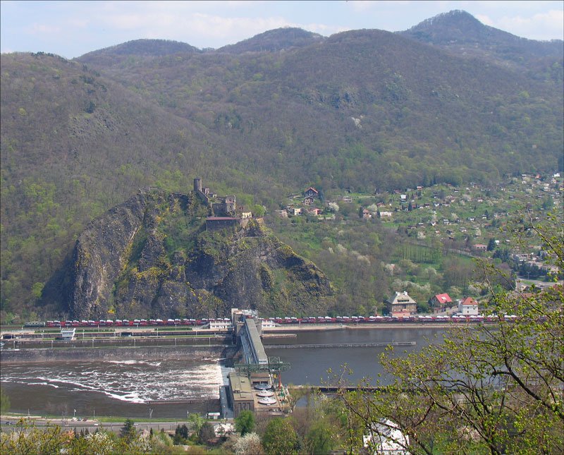 Ein Zug mit nagelneuen Skoda gezogen von einer BR 122 oder 123 fhrt am rechten Ufer der Elbe unterhalb des Schreckenstein (Strekov) in Richtung Usti nad Labem (Aussig an der Elbe); 24.04.2008
