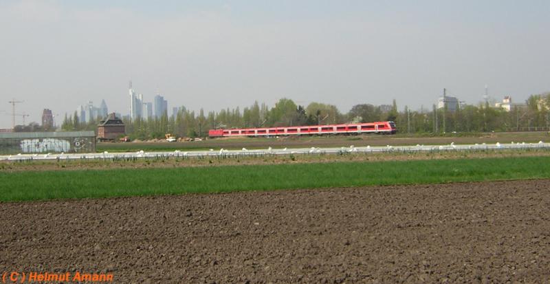 Ein Zug mit PUMA-Wagen auf der Fahrt nach Wrzburg am 15.04.2005 bei Frankfurt am Main - Oberrad.