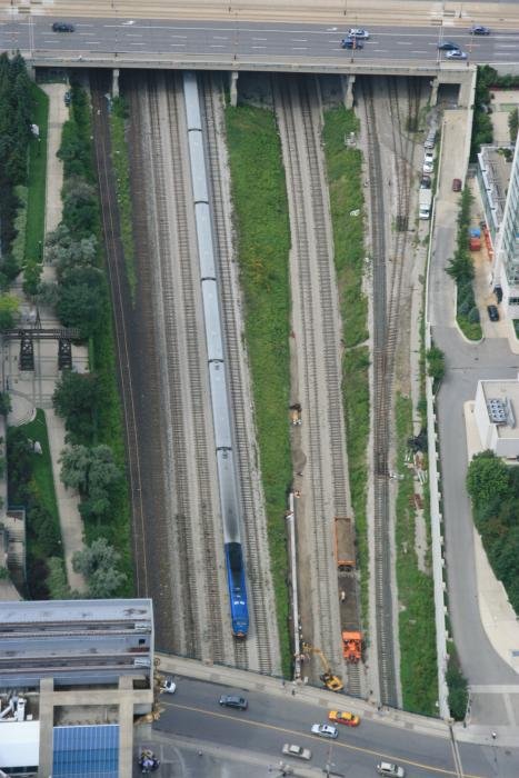 Ein Zug nhert sich der Union Station in Toronto. Blick aus 346m Hhe vom CN Tower; 10.08.2008