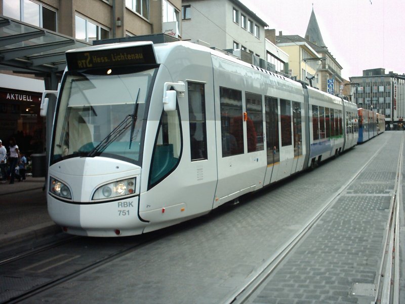 Ein Zug der neuen Regiotram in Kassel, fotografiert am 29.09.2006 gegen 16:00 Uhr im Zentrum von Kassel. Die Lackierung finde ich pers�nlich ein wenig trist. Die Ausstattung des Zuges ist aber gelungen. 