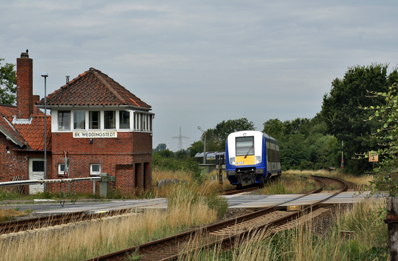 Ein Zug der NOB nach Hamburg-Altona passiert am 27.07.2009 die Blockstelle Weddingstedt (nrdlich von Heide).