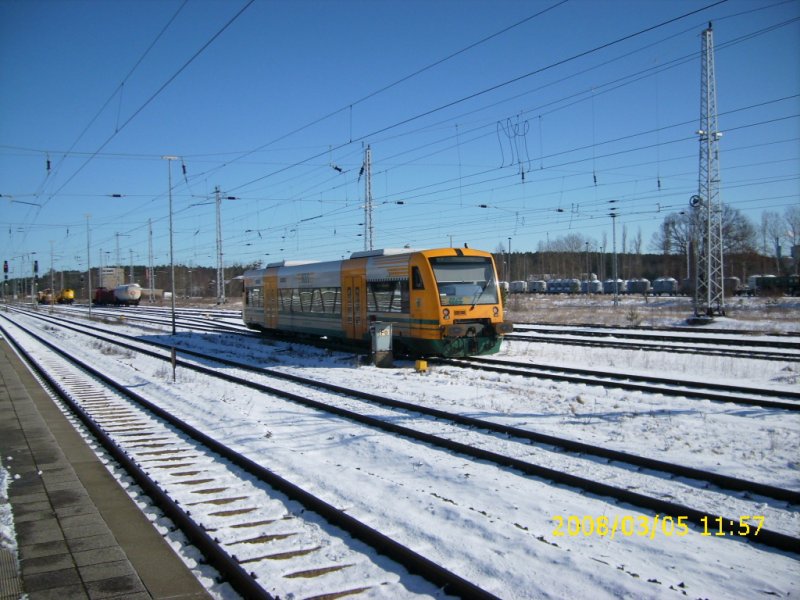 Ein Zug der Ostdeutschen Eisenbahn Gesellschaft, kurz ODEG, aus Hagenow (ber Parchim - Karow - Malchow - Waren [Mritz]) fhrt in den Bahnhof Neutrelitz Hbf nach Gleis 3 ein.