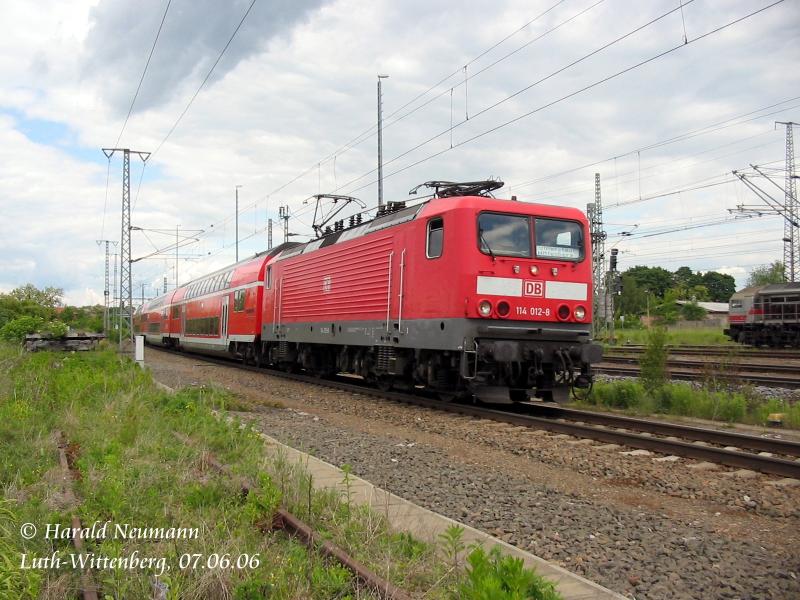 Ein Zug der RE5 Rostock Hbf - Lutherst. Wittenberg legt sich mit 114 012 in die Kurve u. erreicht gleich seinen Zielbahnhof. 07.06.06