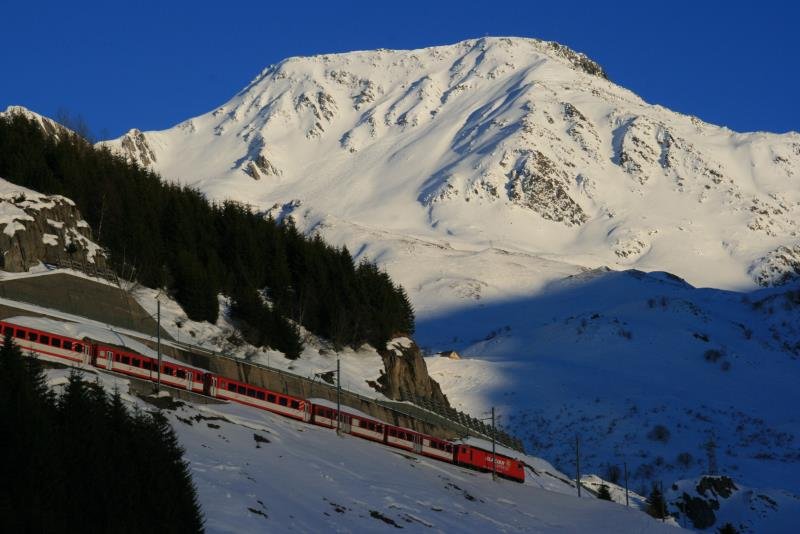Ein Zug der Rhtischen Bahn schlngelt sich die Rampe nach Andermatt runter; 10.01.2009