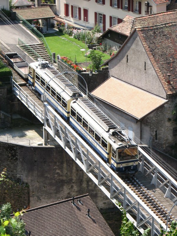 Ein Zug vom Rochers-de-Naye fhrt ber die Chauderon-Brcke bei Les Planches in Montreux.
(27.07.2007)