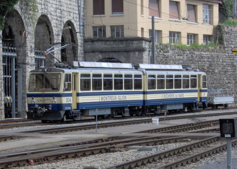 Ein Zug vom Rochers-de-Naye kommt gerade in den Bahnhof Montreux an. Von hier aus fahrt die GoldenPassLine bis nach Luzern, die Rochers-de-Naye Bahn, und die SBB Richtung Lausanne und Sion. Also ein Richtiger Knotenbahnhof.   25.07.06