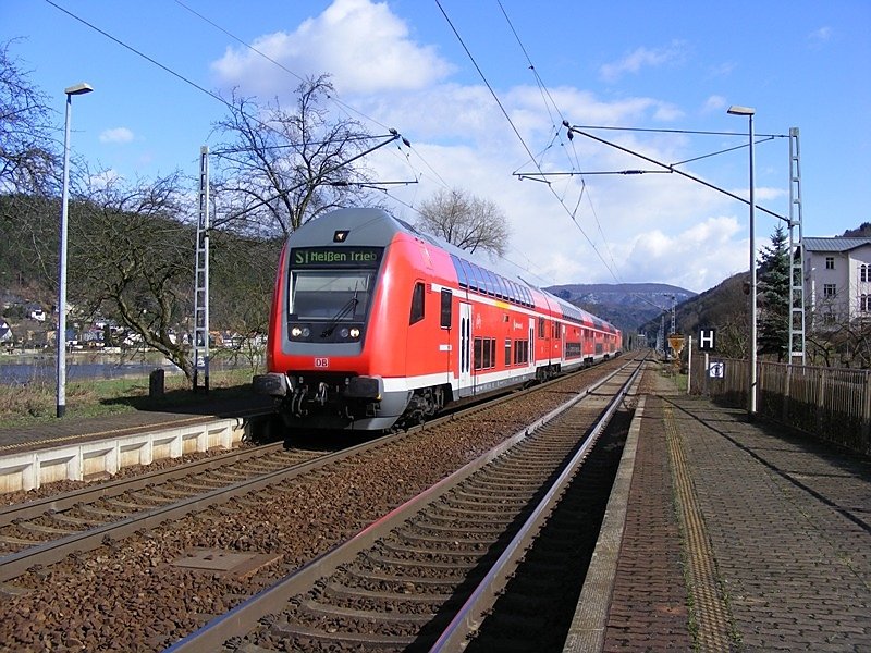 Ein Zug der S-1 (geschoben von 143 865-4) fhrt am 19.3.2009 in Krippen ein.