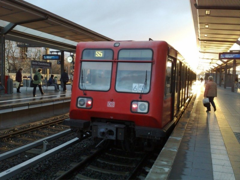 Ein Zug der S-Bahn Berlin (Baureihe 485) in alter DR-Lackierung als S5 Richtung Hoppegarten im Bahnhof Berlin Charlottenburg (03.03.2008)