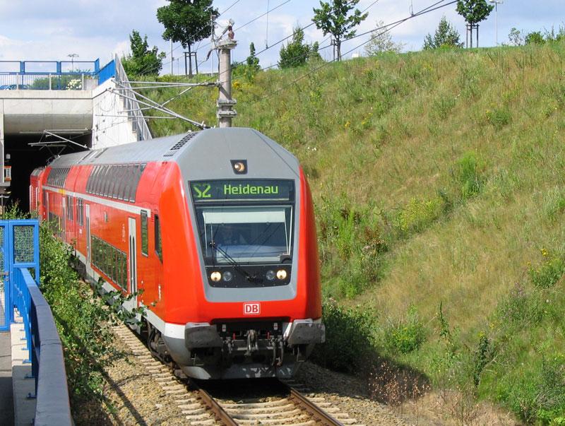 Ein Zug der S2 kommt Steuerwagen voraus aus der unterirdischen Station Dresden-Flughafen - 26.07.2005
