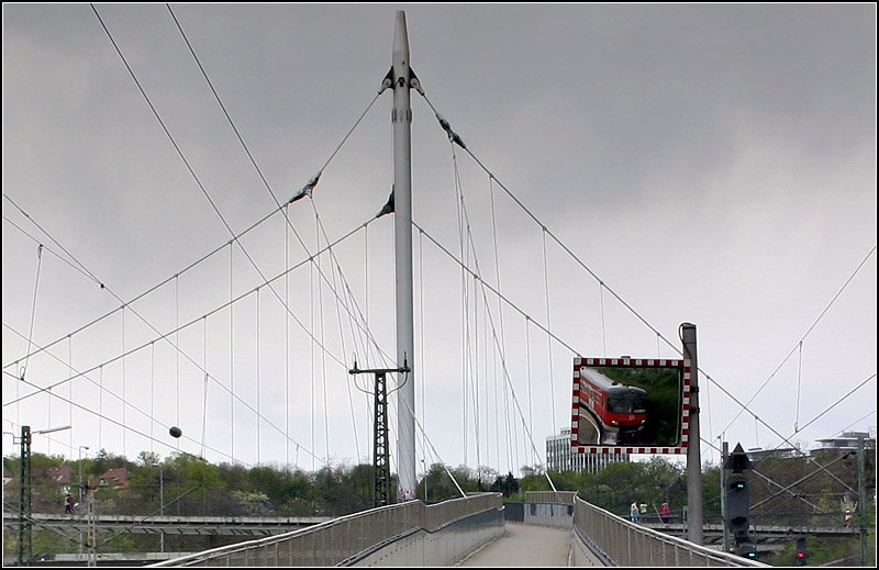 Ein Zug ist schon im Bild -

Die zur IGA `93 erbaute Fußgängerbrücke über die Gleisanlagen am Stuttgarter Nordbahnhof dient auch als Zugang zur S-Bahn. 

01.05.2006 (M)