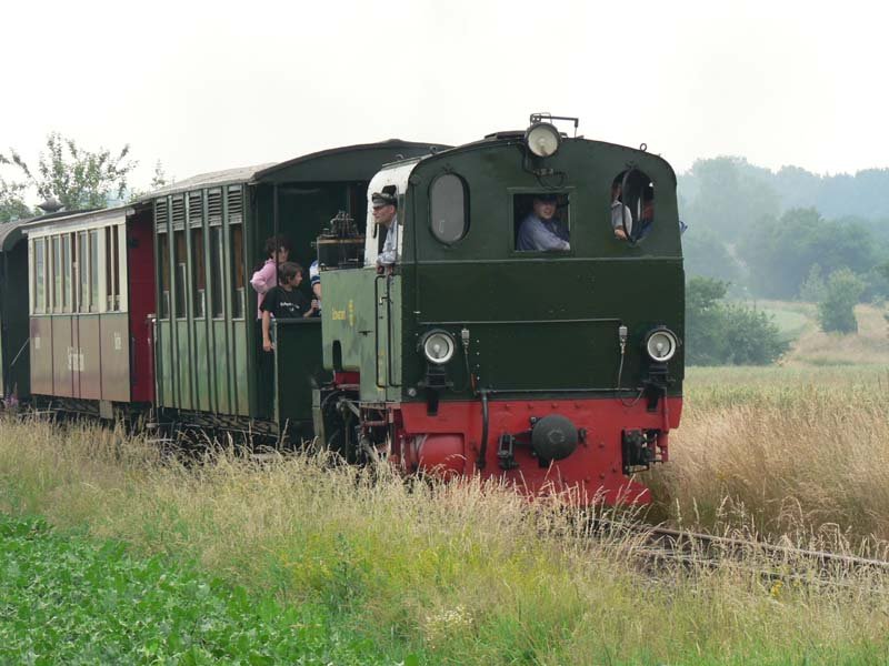 Ein Zug der Selfkantbahn mit der Lok  Schwarzach  bei Gillrath, 25.06.2006