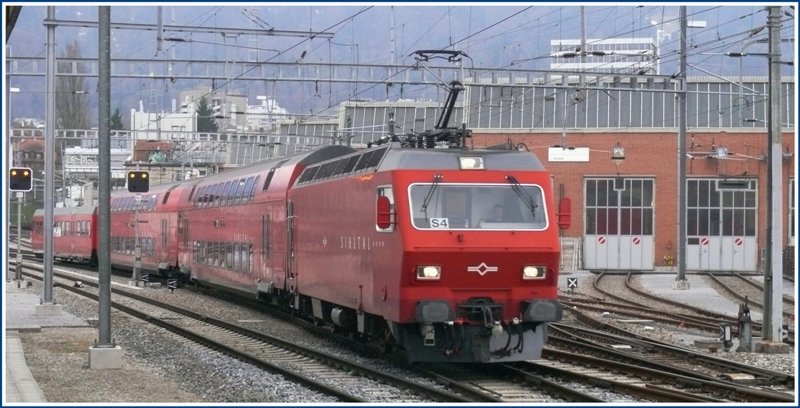 Ein Zug der Sihltalbahn S4 mit Re 456 543 fhrt in Zrich Giesshbel ein. (31.03.2009)