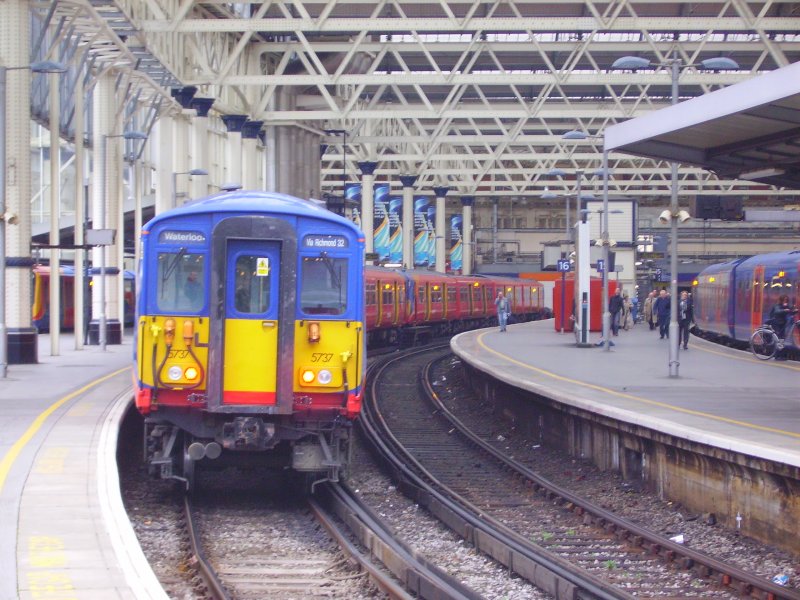 Ein Zug der Southwest steht in der riesigen Halle der Waterloo-Station. Dies ist nur ein kleiner Teil der Halle. 24.10.07