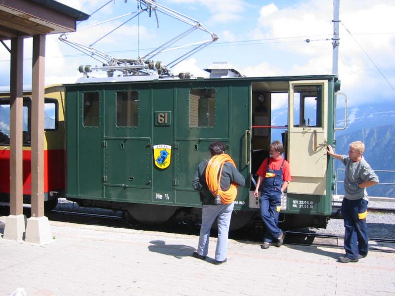 Ein Zug der SPB am Bahnhof auf der Schynige Platte. Die Aufnahme entstand am 06.07.2003.