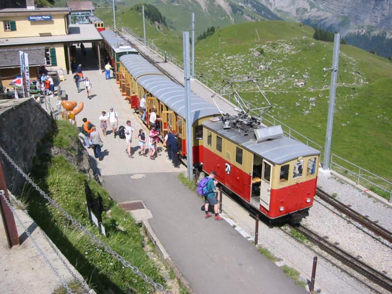Ein Zug der SPB am Bahnhof auf der Schynige Platte. Die Aufnahme entstand am 06.07.2003.
