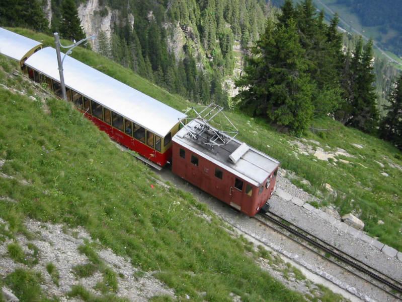 Ein Zug der SPB auf dem Weg zur Schynige Platte. Bei der Strecke handelt es sich um eine 800-mm-Zahnradbahn. Die Aufnahme entstand am 06.07.2003.