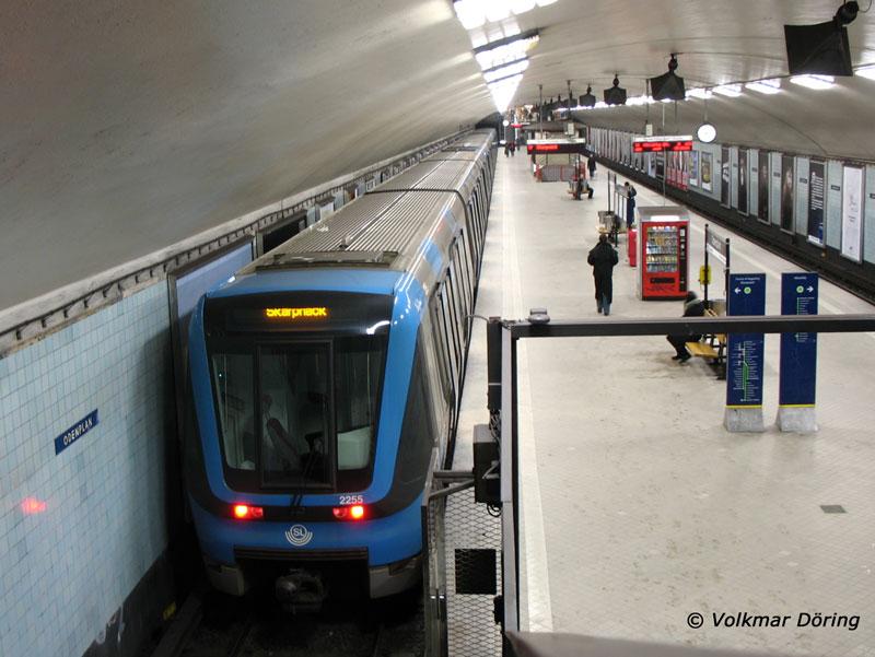 Ein Zug der Tunnelbana Linie grn nach Skarpnck verlsst soeben die U-Bahn-Station Odenplan - Stockholm, 14.03.2006
