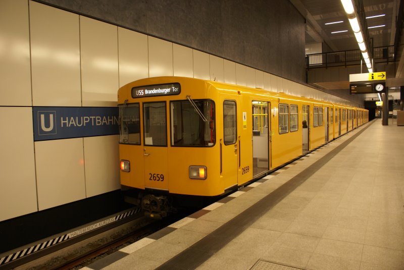 Ein Zug der U 55 steht am 11.10.09 in Berlin Hauptbahnhof.