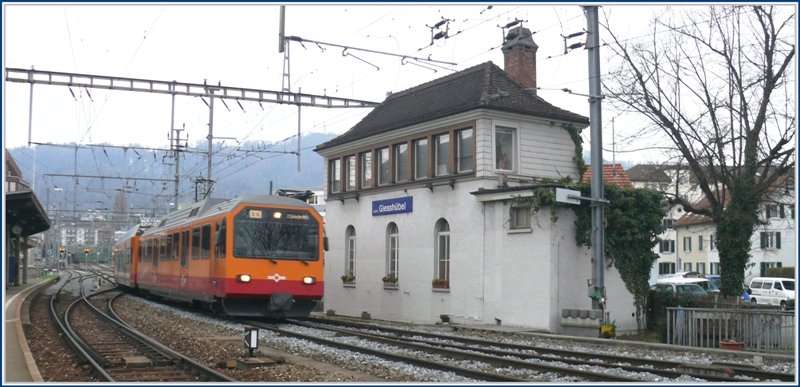 Ein Zug der Uetlibergbahn S10 durchfhrt den Bahnhof Zrich Giesshbel. Nur die Zge der S4 Sihltalbahn halten am Bahnsteig links, whrend die Uetlibergbahn ohne Halt durch Zrich Giesshbel fhrt.(31.03.2009)