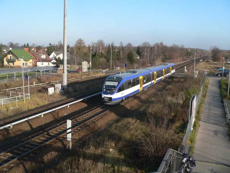 Ein Zug (VT 736) der Oderlandbahn von Kostrzyn in Richtung Berlin-Lichtenberg passiert den kleinen brandenburgischen Ort Birkenstein am 10.12.2006