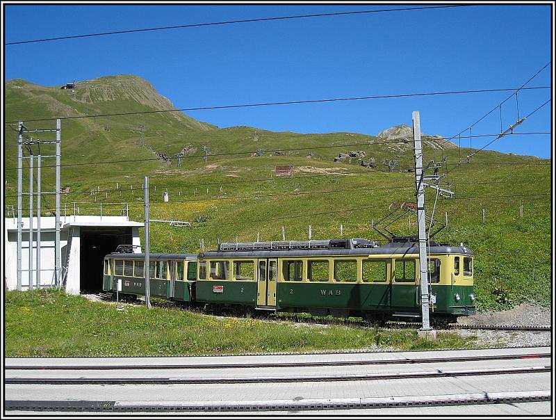 Ein Zug der Wengernalbbahn benutzt die Tunnelanlage beim Bahnhof auf der Kleinen Scheidegg, die als Spitzkehre dient. So knnen Zge beispielsweise aus Richtung Grindelwald wenden, so dass sie anschlieend nach Lauterbrunnen fahren knnen. Die Aufnahme stammt vom 24.07.2008.
