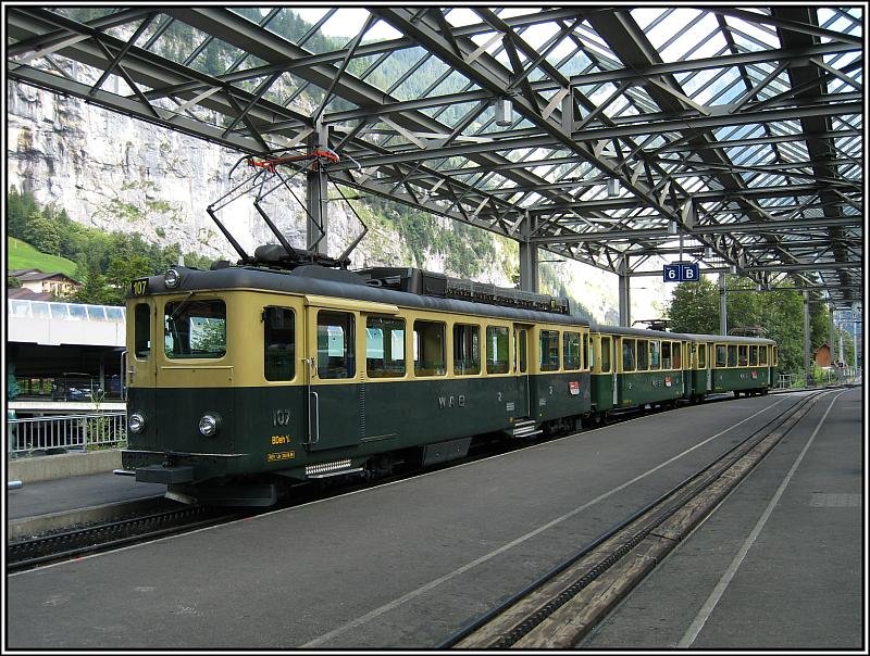 Ein Zug der Wengernalpbahn, aufgenommen am 24.07.2008 in Lauterbrunnen.