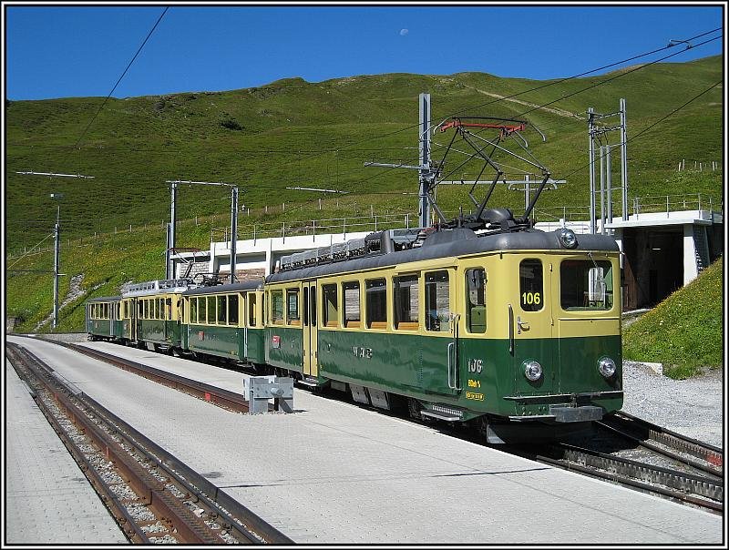 Ein Zug der Wengernalpbahn, aufgenommen am 24.07.2008 im Bahnhof auf der Kleinen Scheidegg.