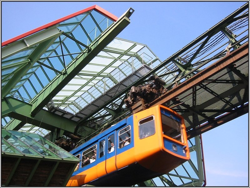 Ein Zug der Wuppertaler Schwebebahn verlt die moderne Station Kluse in stlicher Richtung. (31.03.2007)
