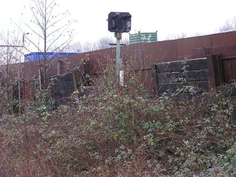 Ein zugewachsenes Licht-Sperrsignal im Bahnhof Frstenhausen (Saar) am 24.03.2007
