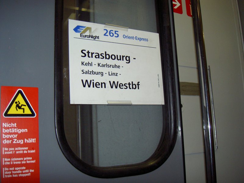 Ein Zuglaufschild an einem sterreichischen Schlafwagen des Orient-Express am 5. Dezember 2007 beim Zwischenhalt in Kehl fotografiert.