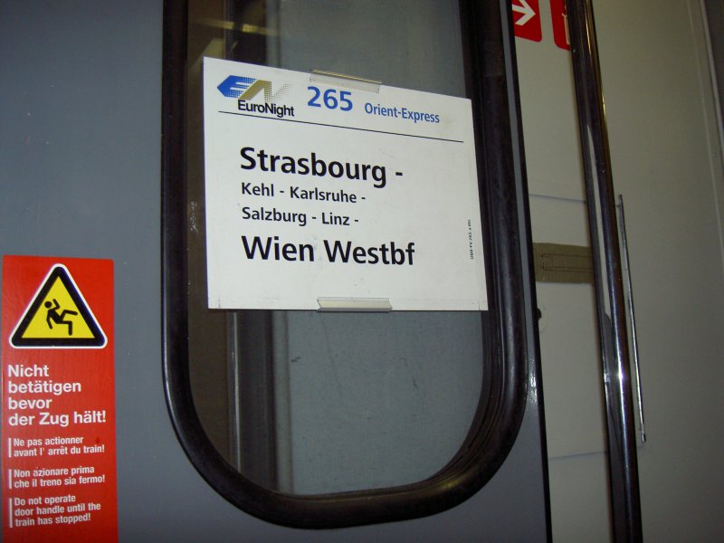 Ein Zuglaufschild an einem �sterreichischen Schlafwagen des Orient-Express am 5. Dezember 2007 beim Zwischenhalt in Kehl fotografiert.