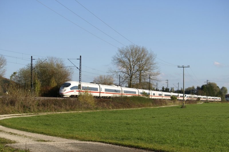 Ein Zugpaar ICE 3 legt sich am 20.10.2008 bei Mindelaltheim in die Kurve in Richtung Offingen. 