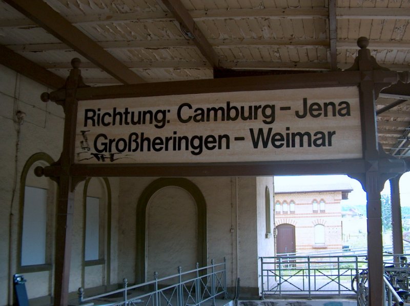 Ein Zugrichtungsanzeiger aus der DR Zeit, am 26.07.2007 ber der Unterfhrung am Gleis 1 im Bahnhof Bad Ksen.
