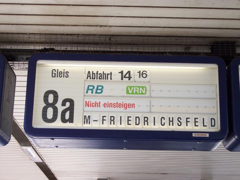 Ein Zugzielfalchanzeiger der besonderen art nicht einsteigen obwohl der zug noch weiter nach Manheim Friedrichfeld fhrt.Mannheim am 18.6.2005
