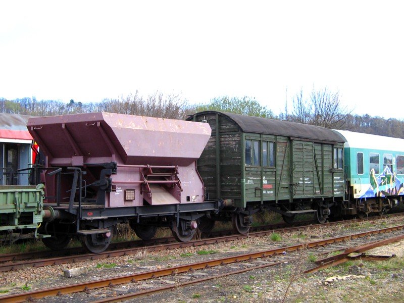 Ein zum Wohnwagen umgebauter Oppeln und ein Talbot stehen ebenfalls auf den Nossener Gleisen, 07.04.07