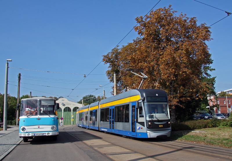 Ein Zusammentreffen von Historisch und Modern wurde am 19.09.2009 in Schkeuditz m�glich. Anl��lich des 100-j�hrigen Bestehens des Stra�enbahndepots begegnen sich hier ein Bus vom Typ Fleischer S5 und ein Niederflur-Stra�enbahnzug classicXXL.