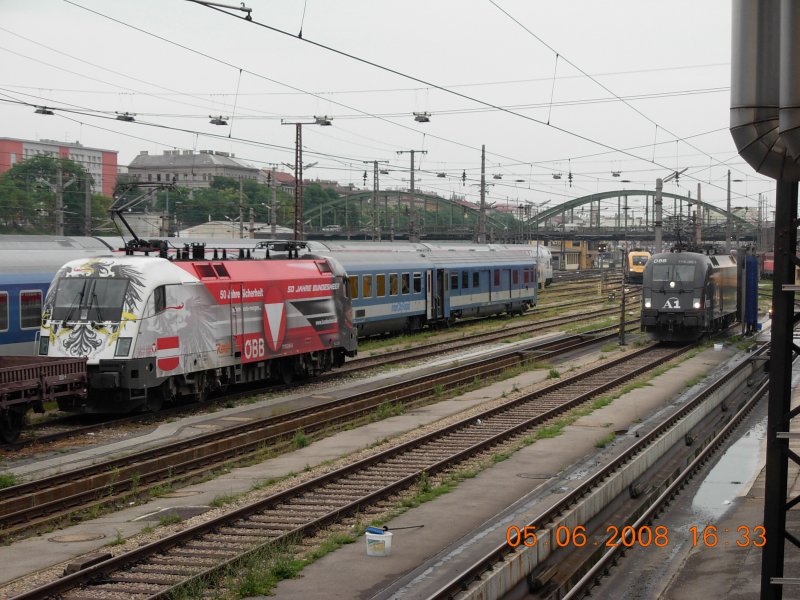 Ein Zusammentreffen, das wohl eher selten stattfinden drfte: 
links vorne wartet der Bundesheer-Taurus auf seinen nchsten Einsatz, die A1-Werbelok rechts davor befindet sich auf dem Weg dorthin; der MAV-Taurus im Hintergrund dazwischen hat denselben bereits hinter sich und begibt sich in die Warteposition (5.6.2008).