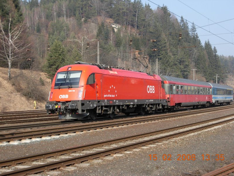 Ein Zwei-Waggon-Regionalzug mit grozgiger Bespannung verlt am 15.2.2008 den Bahnhof Rosenbach in Richtung Karawankentunnel.