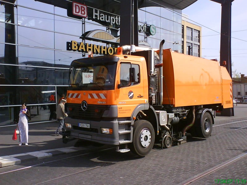 Ein Zwei-Wege-Staubsauger der ViP beim Saugen am Hauptbahnhof. 17.04.2007