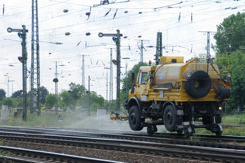 Ein Zwei-Wege-Unimog beim Unkrautspritzeinsatz auf den Zufahrtsgleisen von Gremberg Gbf, hier im Rckwrtsgang aufgrund  pfiffigen  Windes. (04.05.2009).